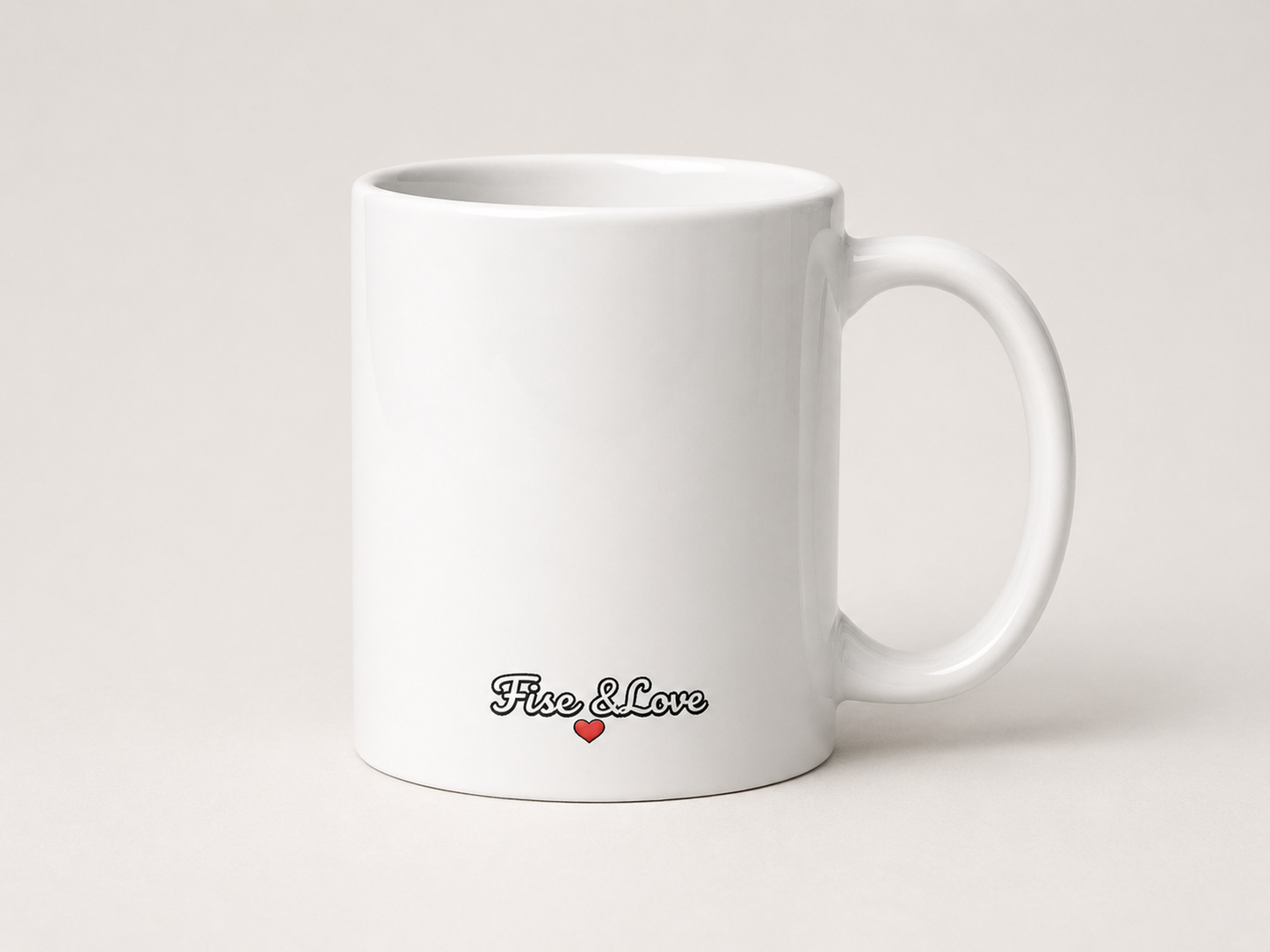 Photographie de trois-quarts d'un mug en céramique blanche posé sur un fond neutre. Le logo « Fisc & Love » est imprimé en bas de la tasse dans une police cursive rétro noire, accompagné d'un petit cœur rouge. L'anse du mug est visible sur la droite, et l'éclairage propre met en avant la brillance de la céramique
