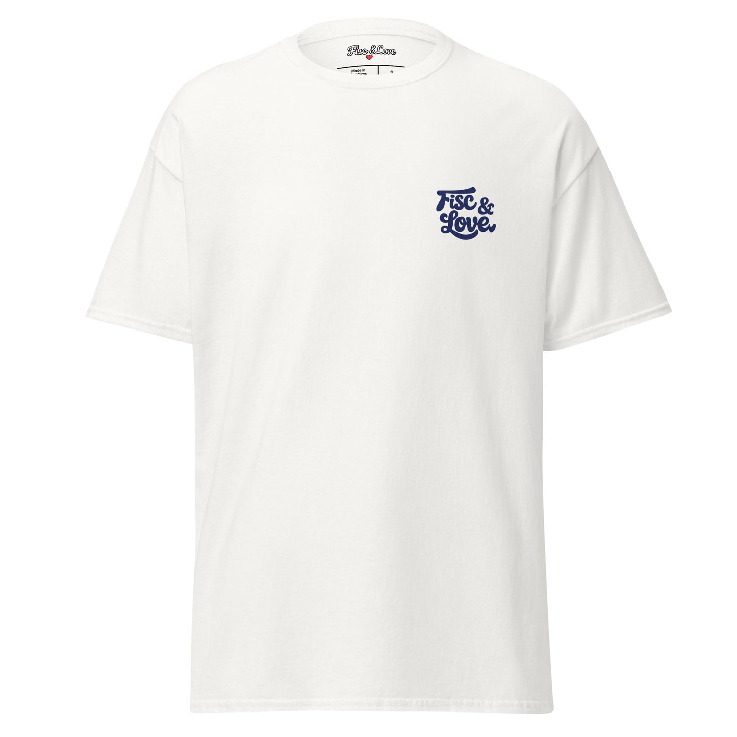 Face avant d'un t-shirt blanc unisexe avec un petit logo bleu marine brodé ou imprimé sur le côté gauche de la poitrine affichant le texte stylisé "Fisc & Love"