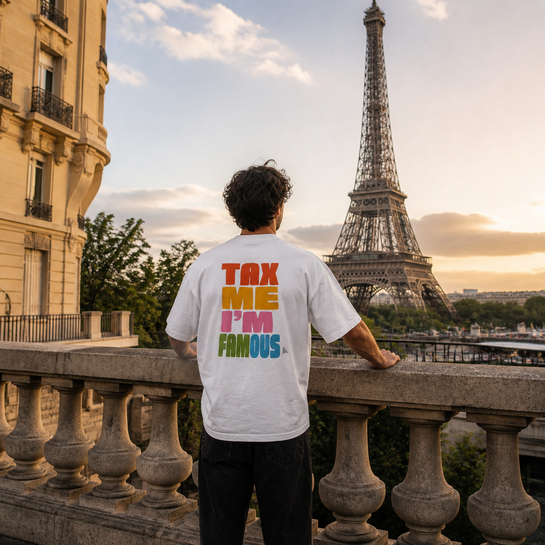 T-shirt blanc Fisc & Love Tax Me I'm Famous porté de dos face à la Tour Eiffel à Paris. Look streetwear chic et insolent.