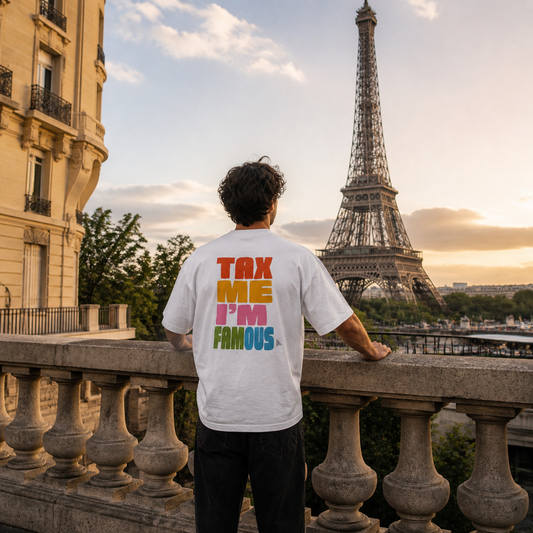 T-shirt blanc Fisc & Love Tax Me I'm Famous porté de dos face à la Tour Eiffel à Paris. Look streetwear chic et insolent.