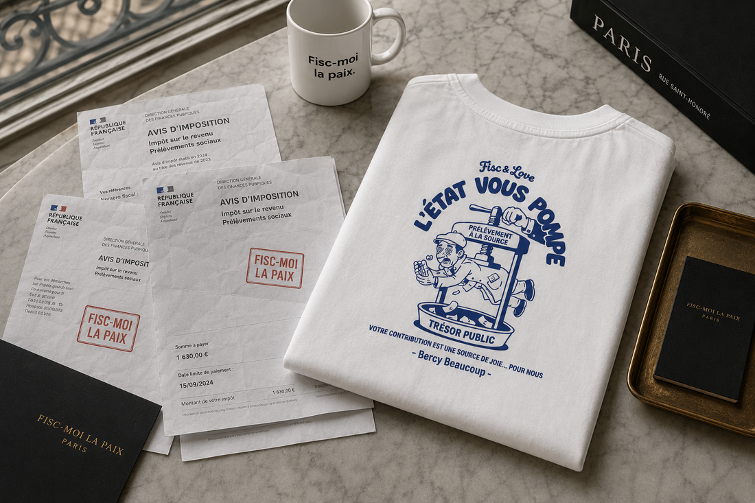 T-shirt Fisc & Love “L’État vous pousse” posé sur marbre parisien avec avis d’imposition et mug “Fisc-moi la paix” — streetwear humour fiscal made in Pari
