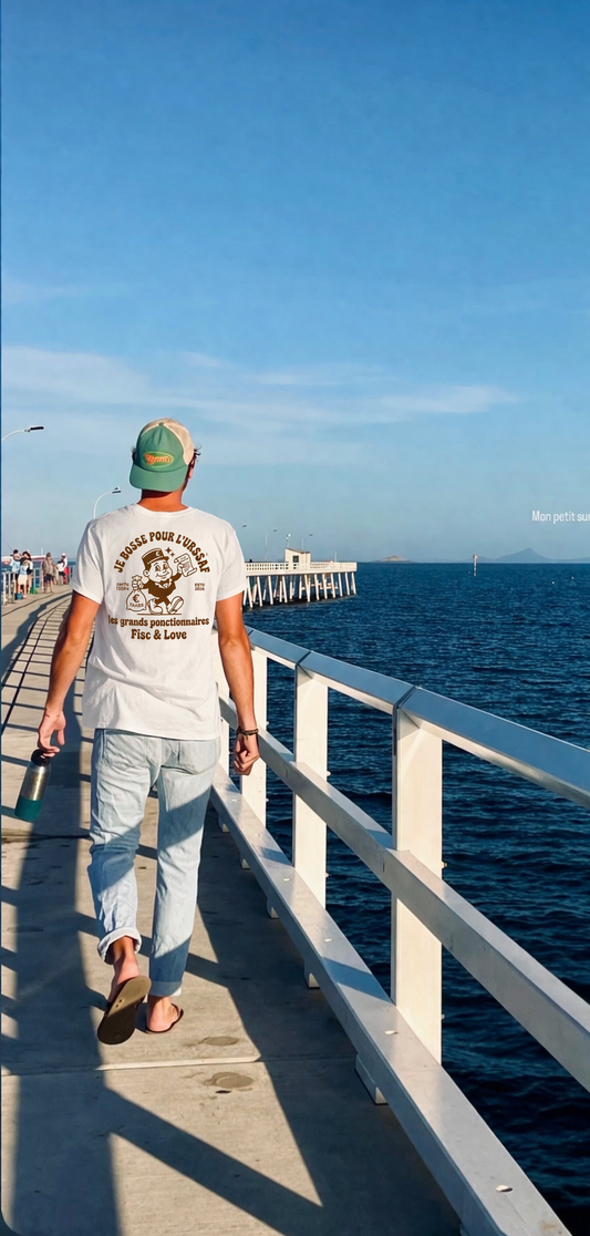 Moi sur un pont avec un t shirt fisc & love 