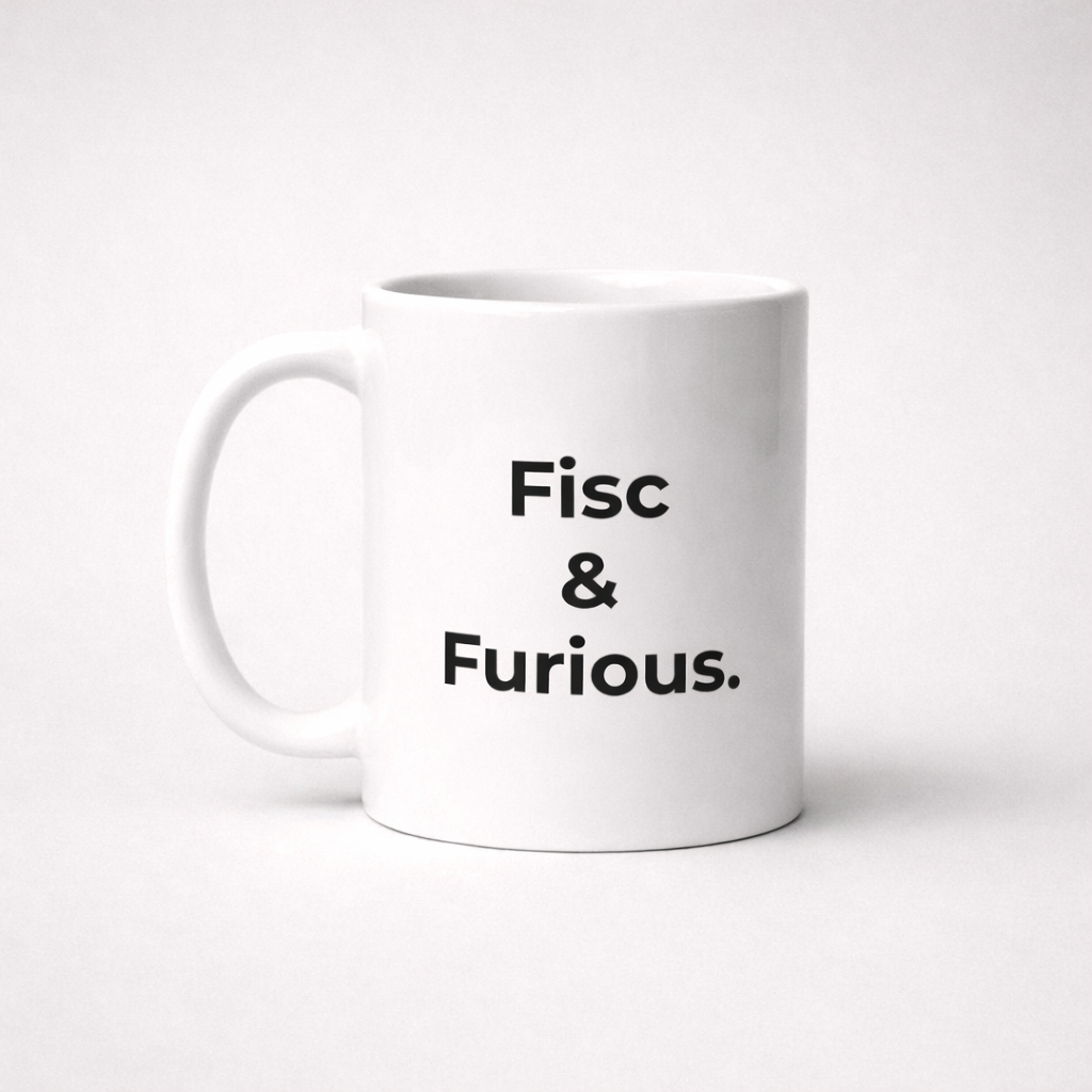 Mug minimaliste Fisc & Love n°5 avec inscription noire "Fisc & Furious" sur céramique blanche brillante.