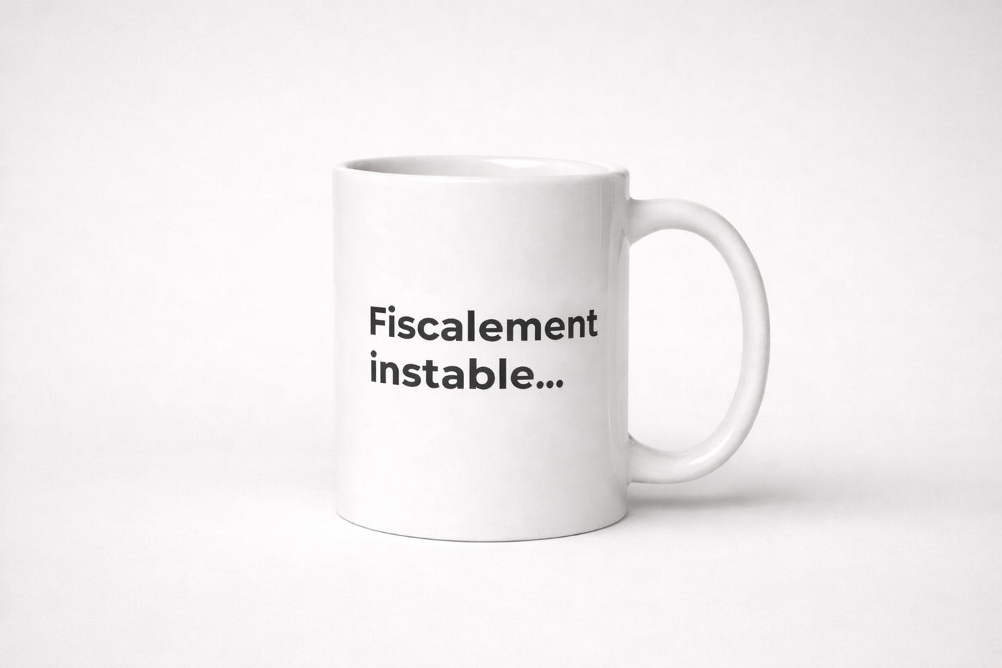 Mug en céramique blanc brillant avec texte minimaliste noir "Fiscalement instable..." sur deux lignes.