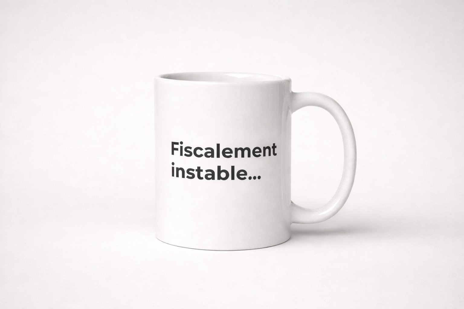 Mug en céramique blanc brillant avec texte minimaliste noir "Fiscalement instable..." sur deux lignes.
