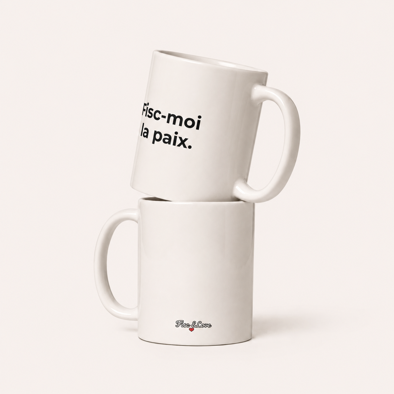 Empilement de deux mugs en céramique blanche : en haut, le mug "Fisc-moi la paix." avec texte noir ; en bas, le mug "Fisc & Love" avec logo et cœur rouge. Fisc and love 