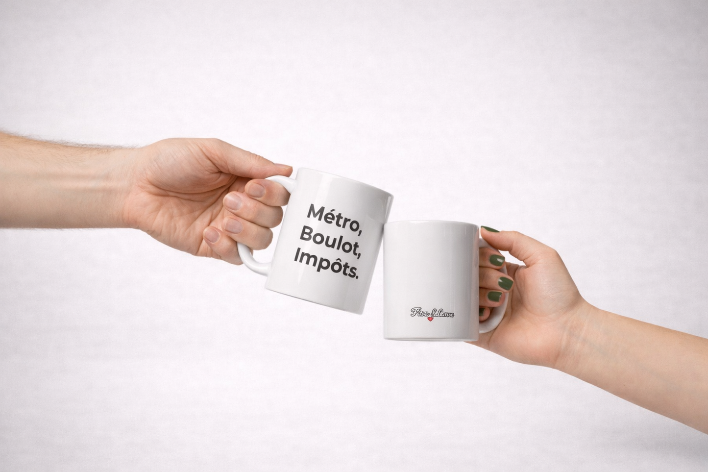 Mise en situation lifestyle du mug Fisc & Love "Métro, Boulot, Impôts" avec logo visible et design minimaliste