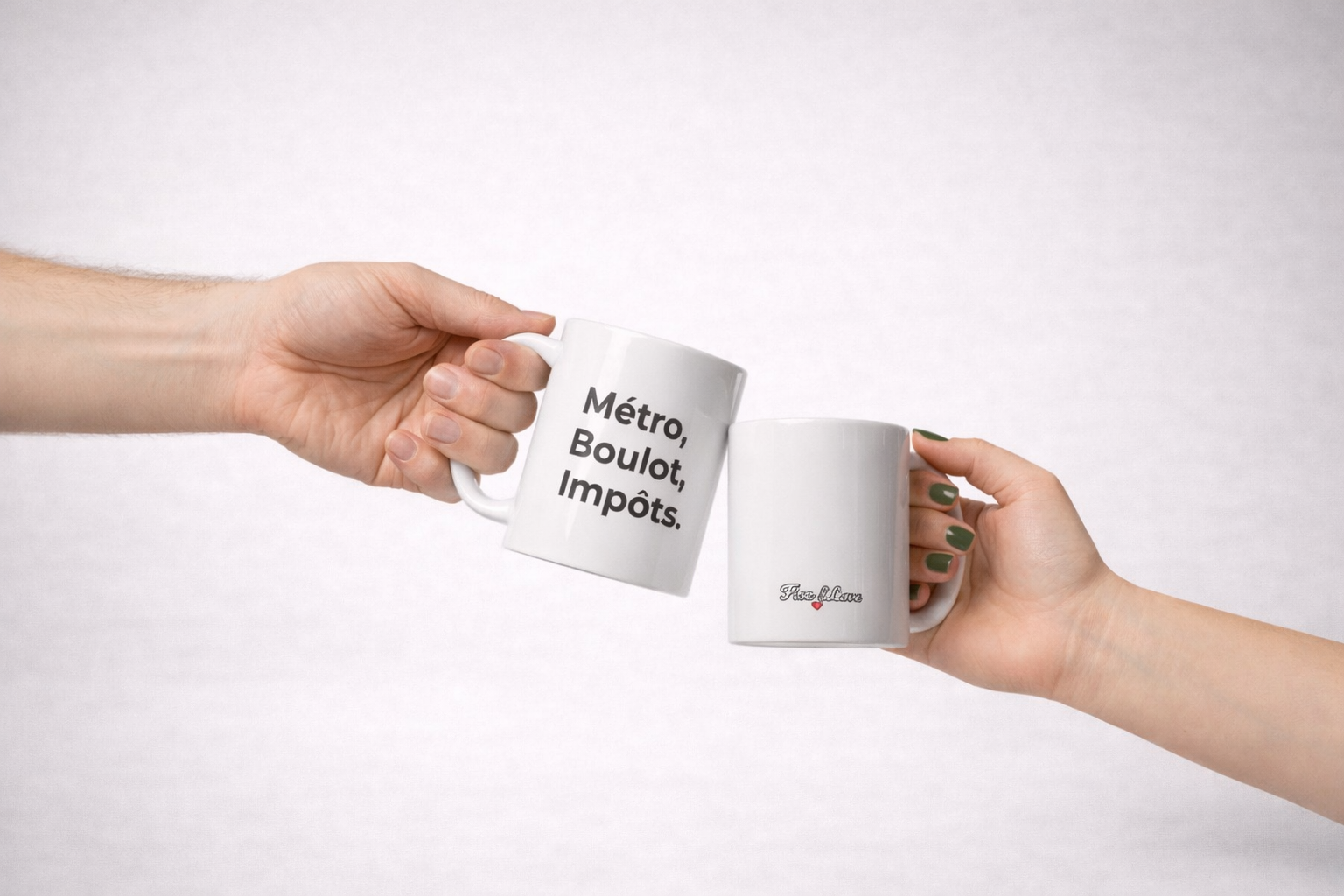 Mise en situation lifestyle du mug Fisc & Love "Métro, Boulot, Impôts" avec logo visible et design minimaliste