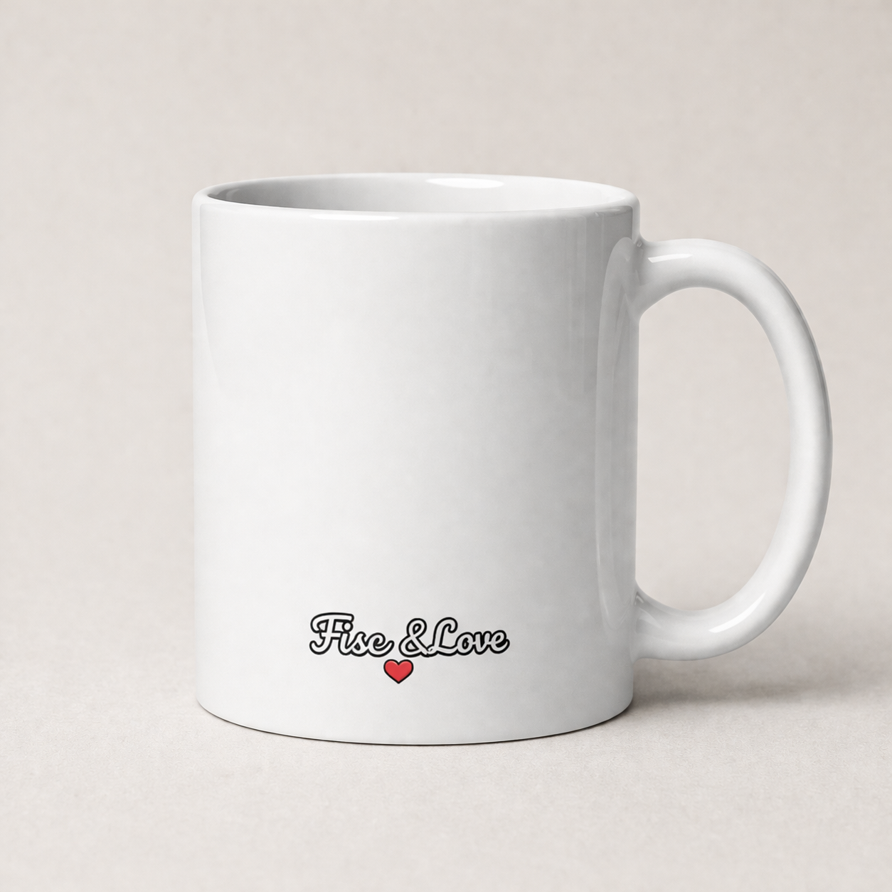 Gros plan sur le verso d'un mug blanc affichant le logo Fisc & Love en lettres cursives noires avec un petit cœur rouge en dessous.