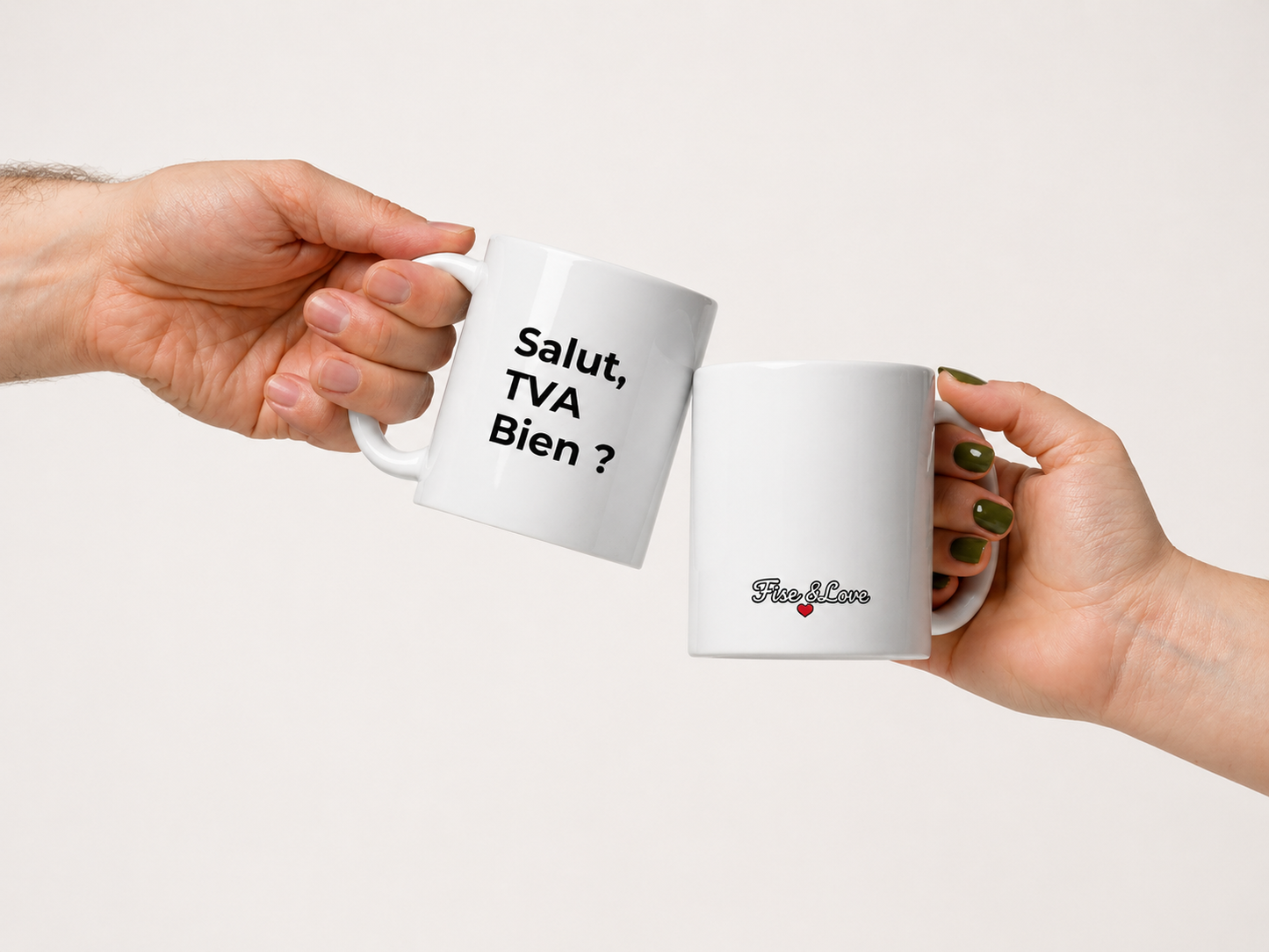 Gros plan sur le verso d'un mug blanc affichant le logo Fisc & Love en lettres cursives noires avec un petit cœur rouge en dessous.