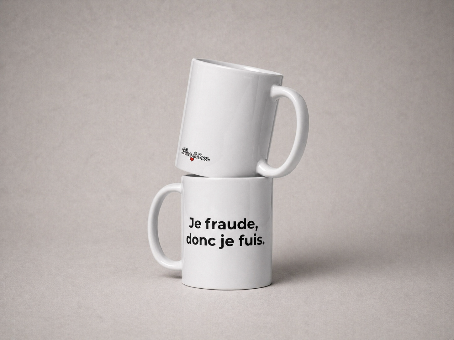 Duo de mugs blancs empilés de la marque Fisc & Love. Le mug du bas montre le texte noir "Je fraude, donc je fuis." et le mug du haut montre le logo Fisc & Love. Cadeau bureau humour.