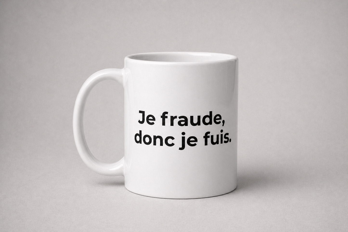 Mug blanc Fisc & Love avec inscription noire "Je fraude, donc je fuis." Cadeau bureau ironique.