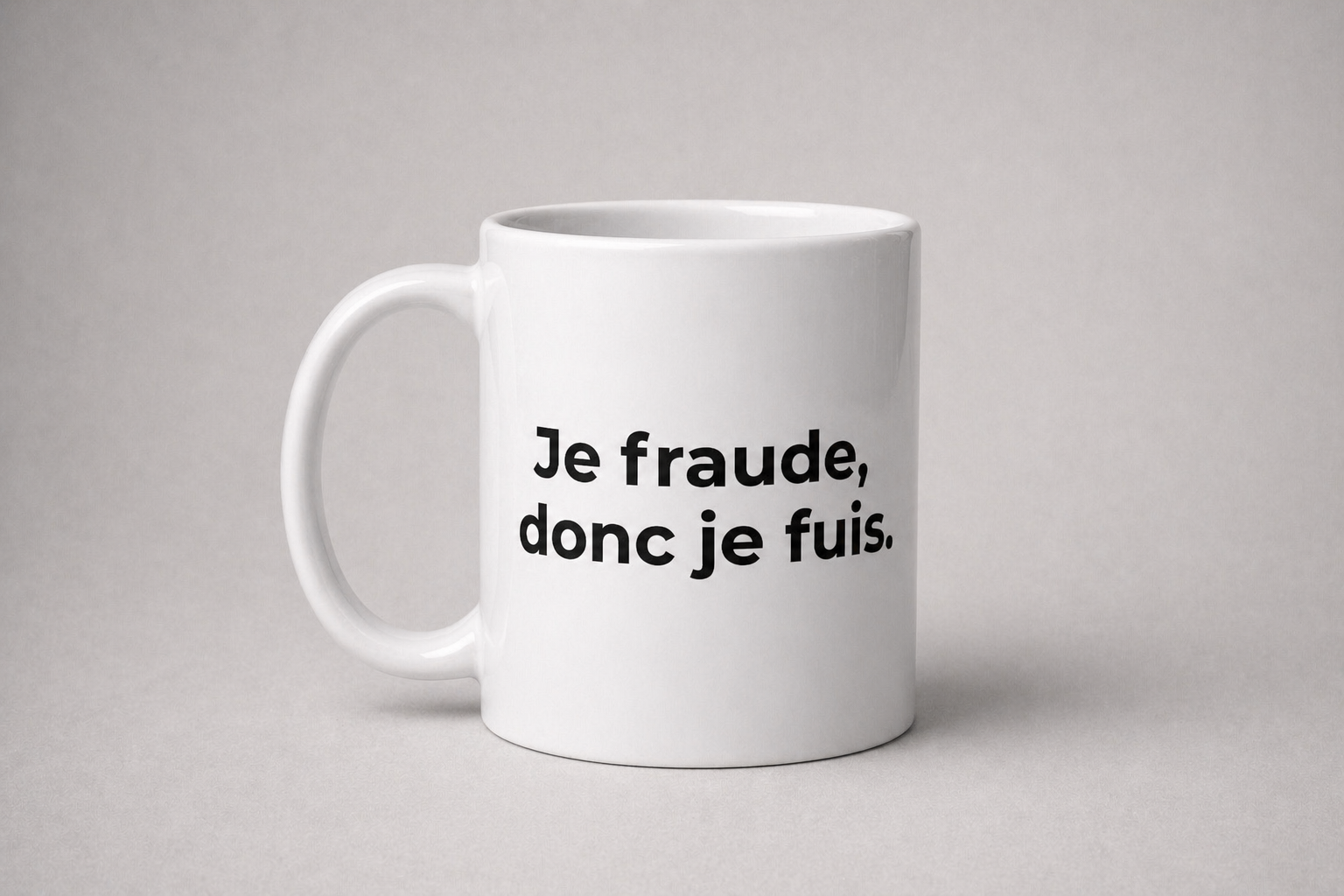 Mug blanc Fisc & Love avec inscription noire "Je fraude, donc je fuis." Cadeau bureau ironique.