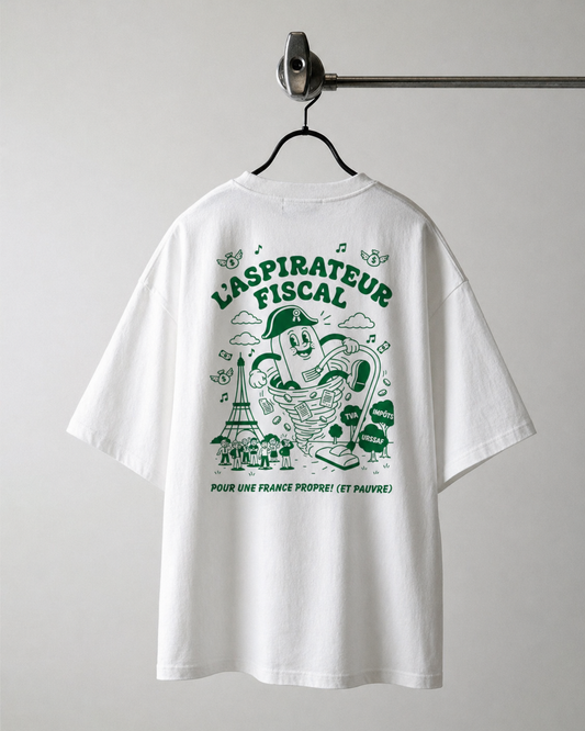 Dos d'un t-shirt blanc oversize sur cintre présentant une illustration verte d'un aspirateur personnifié aspirant de l'argent devant la Tour Eiffel. Textes : 'L'ASPIRATEUR FISCAL' et 'POUR UNE FRANCE PROPRE ! (ET PAUVRE)'."