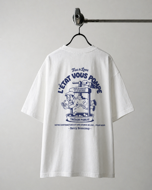 "Dos d'un t-shirt blanc oversize sur cintre avec une illustration bleue satirique montrant un homme dans une presse hydraulique intitulée 'Trésor Public'. Inscriptions : 'L'ÉTAT VOUS POMPE' et 'Bercy Beaucoup