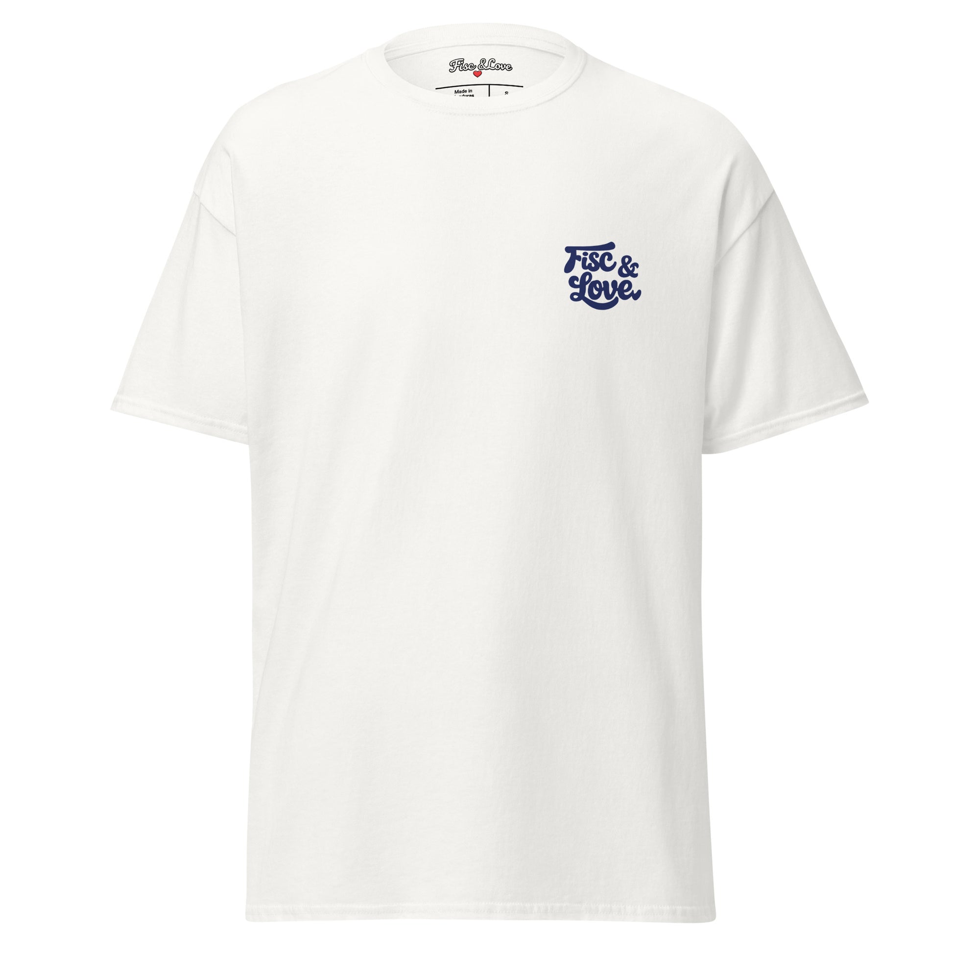 Face avant d'un t-shirt blanc unisexe avec un petit logo bleu marine brodé ou imprimé sur le côté gauche de la poitrine affichant le texte stylisé "Fisc & Love"
