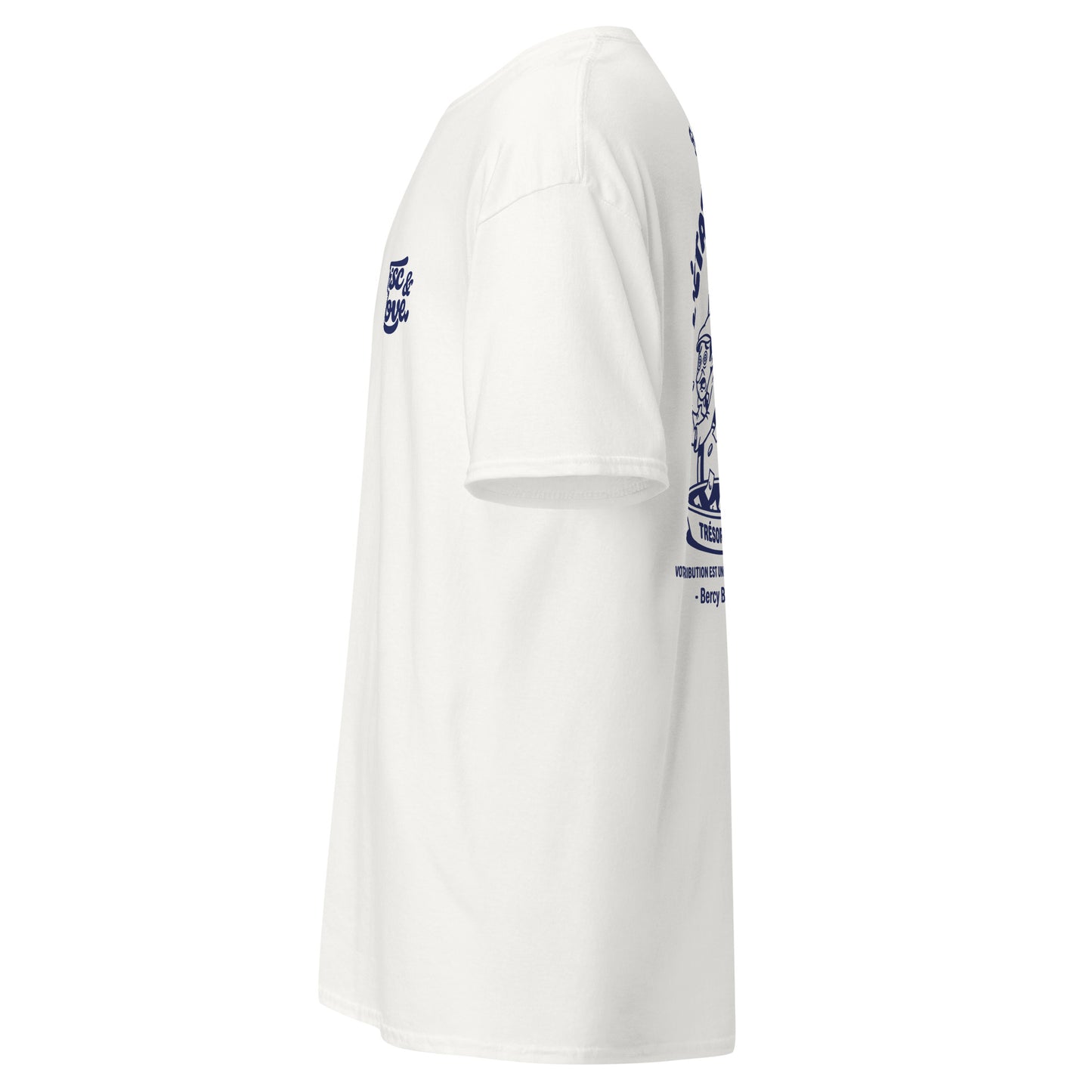 Vue de profil d'un t-shirt blanc en coton sur fond blanc, laissant apparaître le logo "Fisc & Love" sur le devant et une partie de l'illustration "L'État vous pompe" au dos.