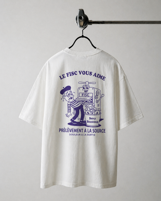 "Dos d'un t-shirt blanc oversize sur cintre avec une illustration violette satirique montrant une machine à presser un personnage et les textes 'LE FISC VOUS AIME', 'Bercy Beaucoup' et 'PRÉLÈVEMENT À LA SOURCE'