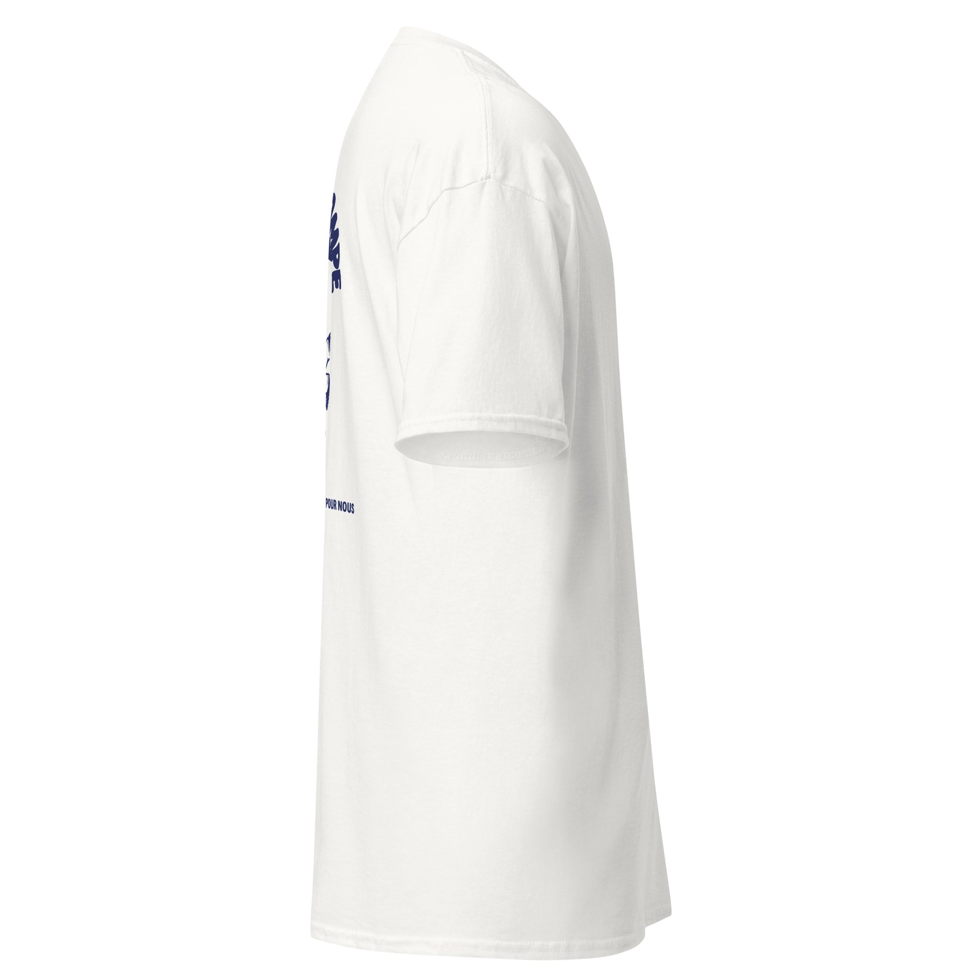 Vue latérale droite d'un t-shirt blanc uni sur fond blanc, montrant la coupe classique des manches courtes et un aperçu du texte bleu de l'illustration au dos.