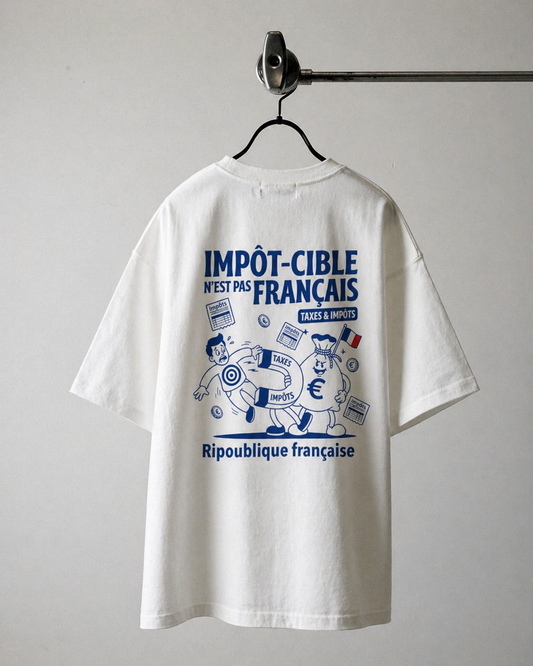 "Dos d'un t-shirt blanc oversize sur cintre avec une illustration bleue satirique incluant les textes 'IMPÔT-CIBLE N'EST PAS FRANÇAIS' et 'Ripoublique française', entourés de symboles de taxes et d'impôts.