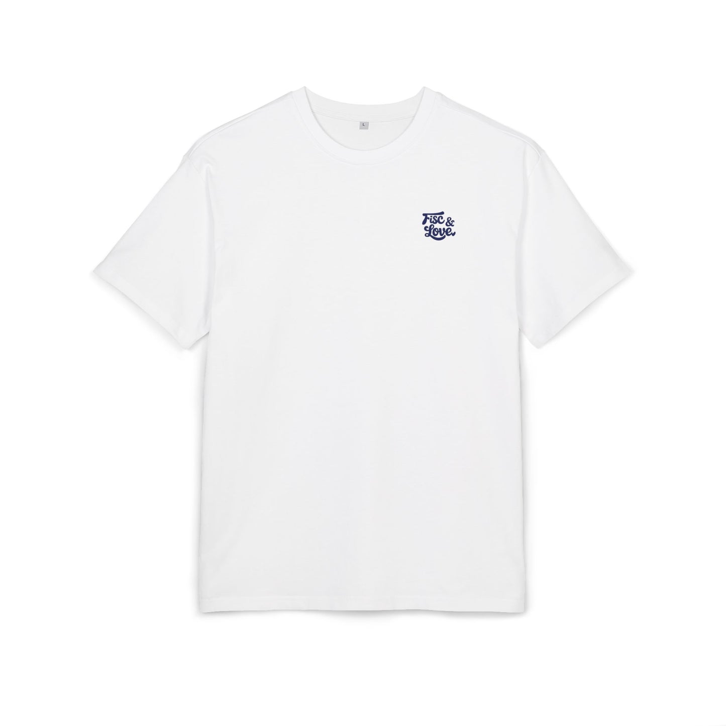 Vue de face d'un t-shirt en coton blanc de haute qualité, manches courtes, présenté à plat sur un fond blanc neutre. Sur le côté gauche de la poitrine, le logo "Fisc & Love" est imprimé en bleu marine avec une police d'écriture vintage. Le col est rond avec une finition soignée. Design minimaliste, élégant et unisexe.
