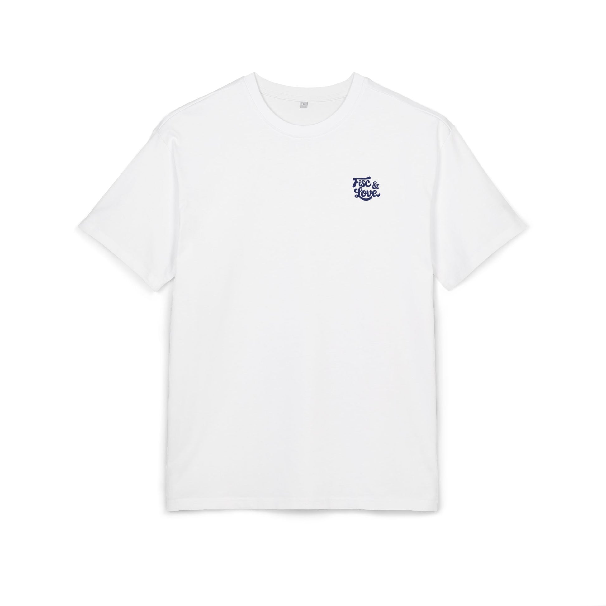 Vue de face d'un t-shirt en coton blanc de haute qualité, manches courtes, présenté à plat sur un fond blanc neutre. Sur le côté gauche de la poitrine, le logo "Fisc & Love" est imprimé en bleu marine avec une police d'écriture vintage. Le col est rond avec une finition soignée. Design minimaliste, élégant et unisexe.