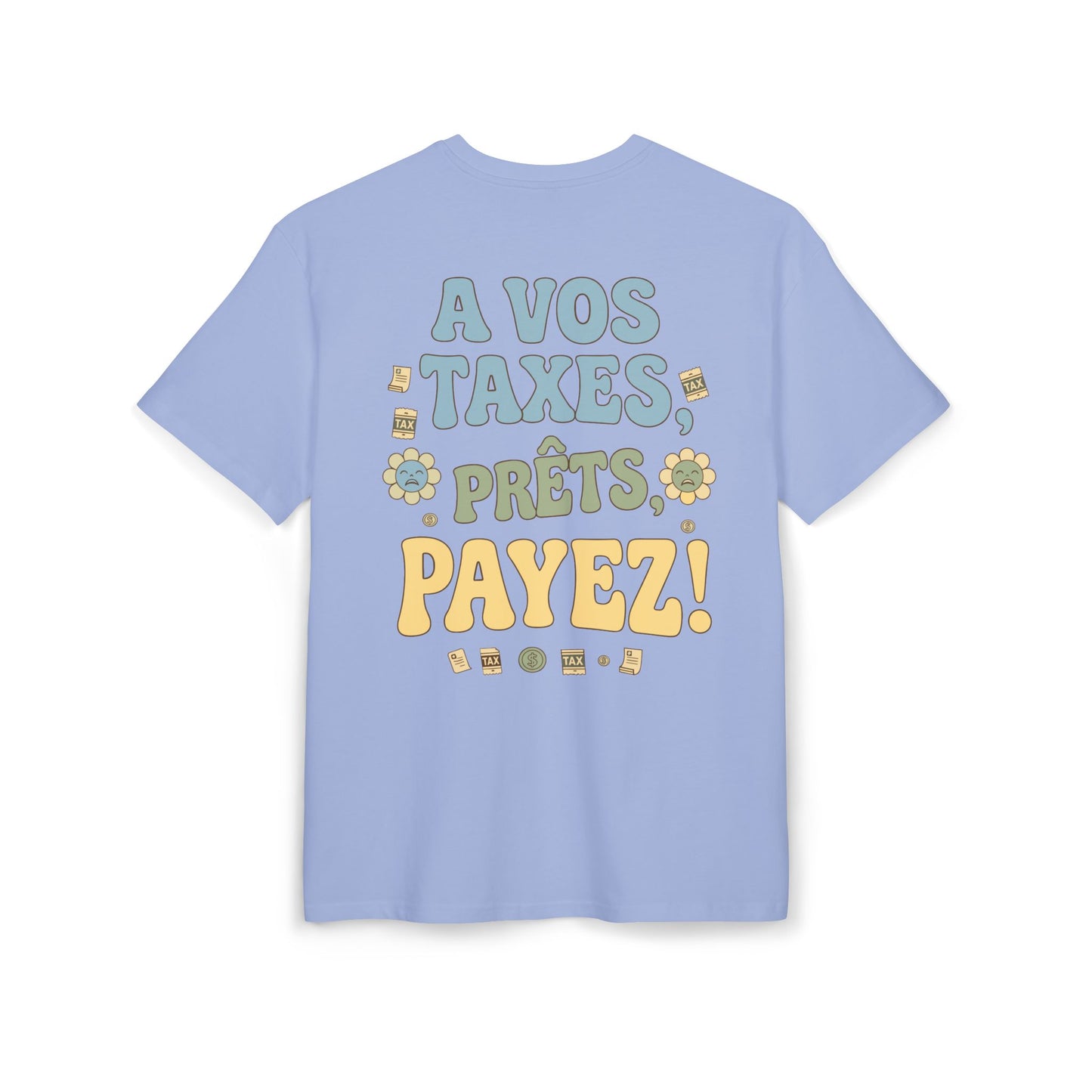 Dos du t-shirt bleu pastel de la marque Fisc & Love avec le grand visuel 'À VOS TAXES, PRÊTS, PAYEZ !'. Le design comporte une typographie rétro dans des tons crème et vert, agrémentée d'illustrations de fleurs et de liasses fiscales. Un produit phare de la collection satirique Fisc & Love.
