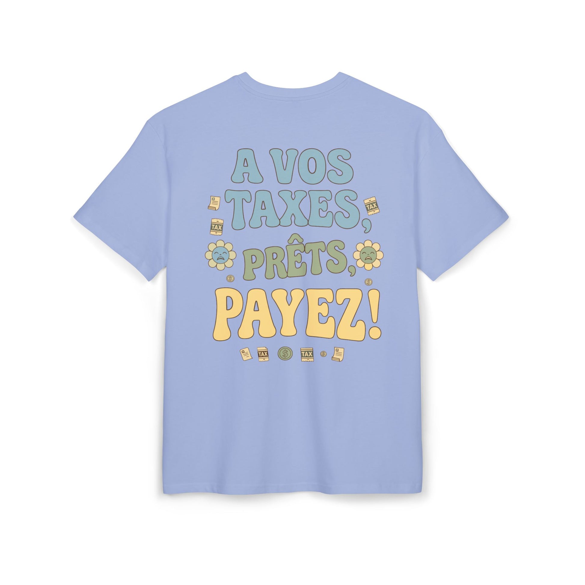 Dos du t-shirt bleu pastel de la marque Fisc & Love avec le grand visuel 'À VOS TAXES, PRÊTS, PAYEZ !'. Le design comporte une typographie rétro dans des tons crème et vert, agrémentée d'illustrations de fleurs et de liasses fiscales. Un produit phare de la collection satirique Fisc & Love.