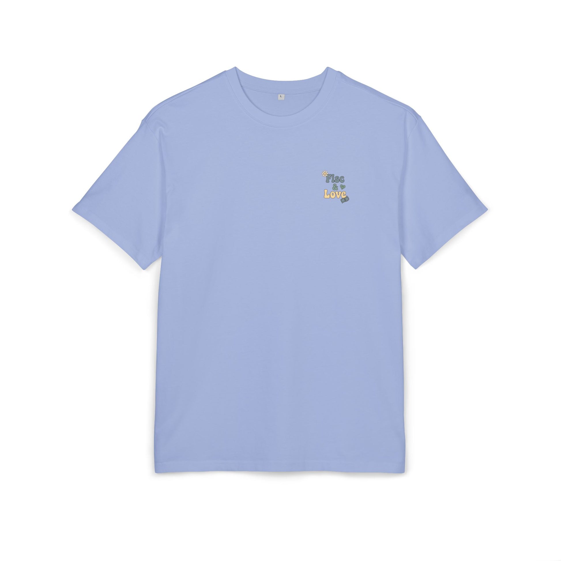 Vue de face du t-shirt bleu pastel de la marque Fisc & Love, présenté sur fond blanc. On voit le petit logo coloré Fisc & Love sur la poitrine côté gauche. Coupe unisexe moderne pour la boutique de vêtements satiriques Fisc & Love."