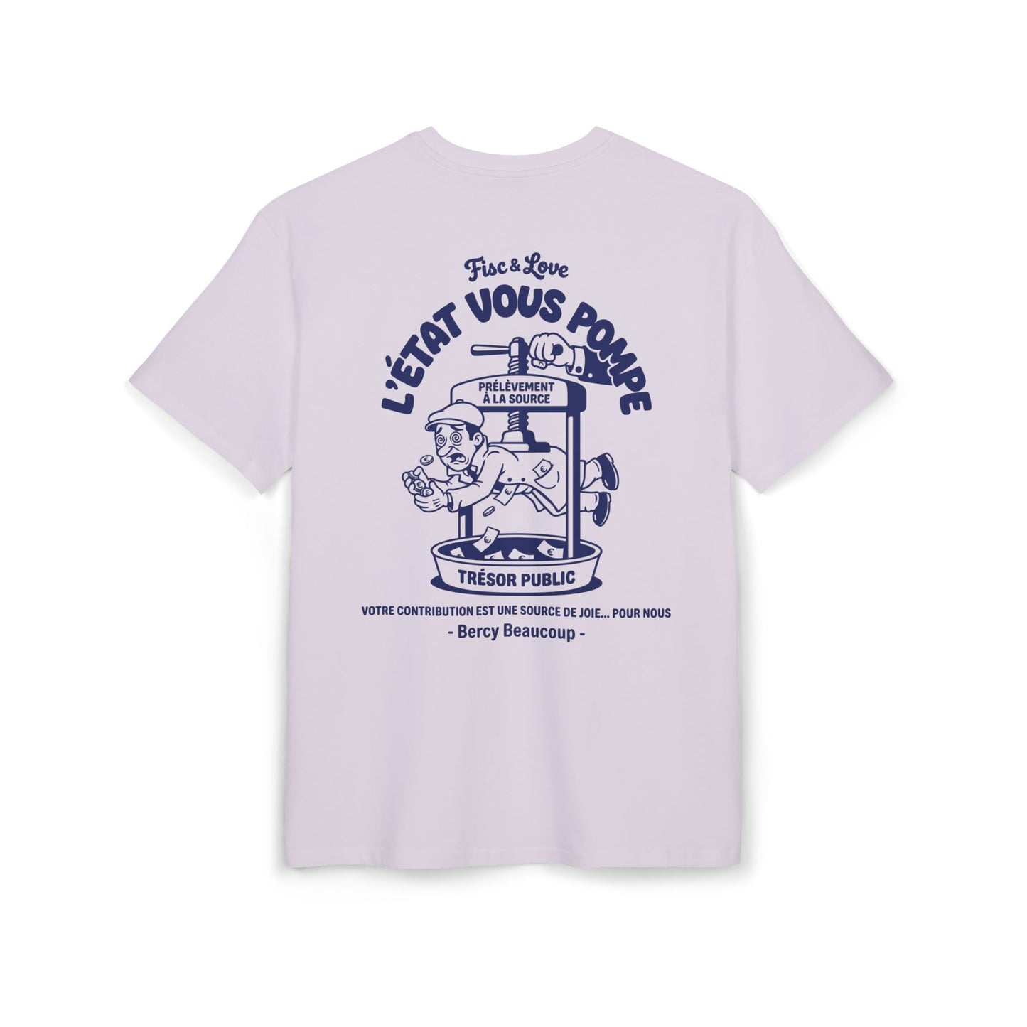Vue de dos d'un t-shirt rose pâle (lilas) à plat sur fond blanc. Au centre, une illustration satirique bleu marine montrant une caricature d'homme pressé dans une machine à vis marquée "Prélèvement à la source". Textes inclus : "L'État vous pompe", "Trésor Public" et la mention humoristique "Bercy Beaucoup". Design minimaliste et décalé.