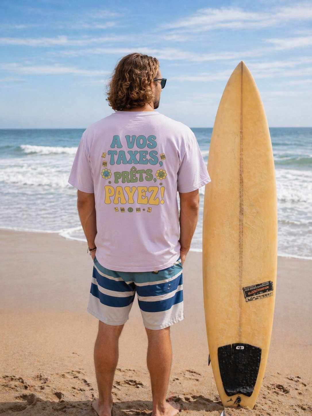 T-shirt lilas en coton bio de la marque Fisc & Love avec le slogan humoristique 'À vos taxes, prêts, payez !'. Photo lifestyle d'un surfeur de dos sur la plage avec sa planche, illustrant l'esprit décalé et satirique de Fisc & Love."