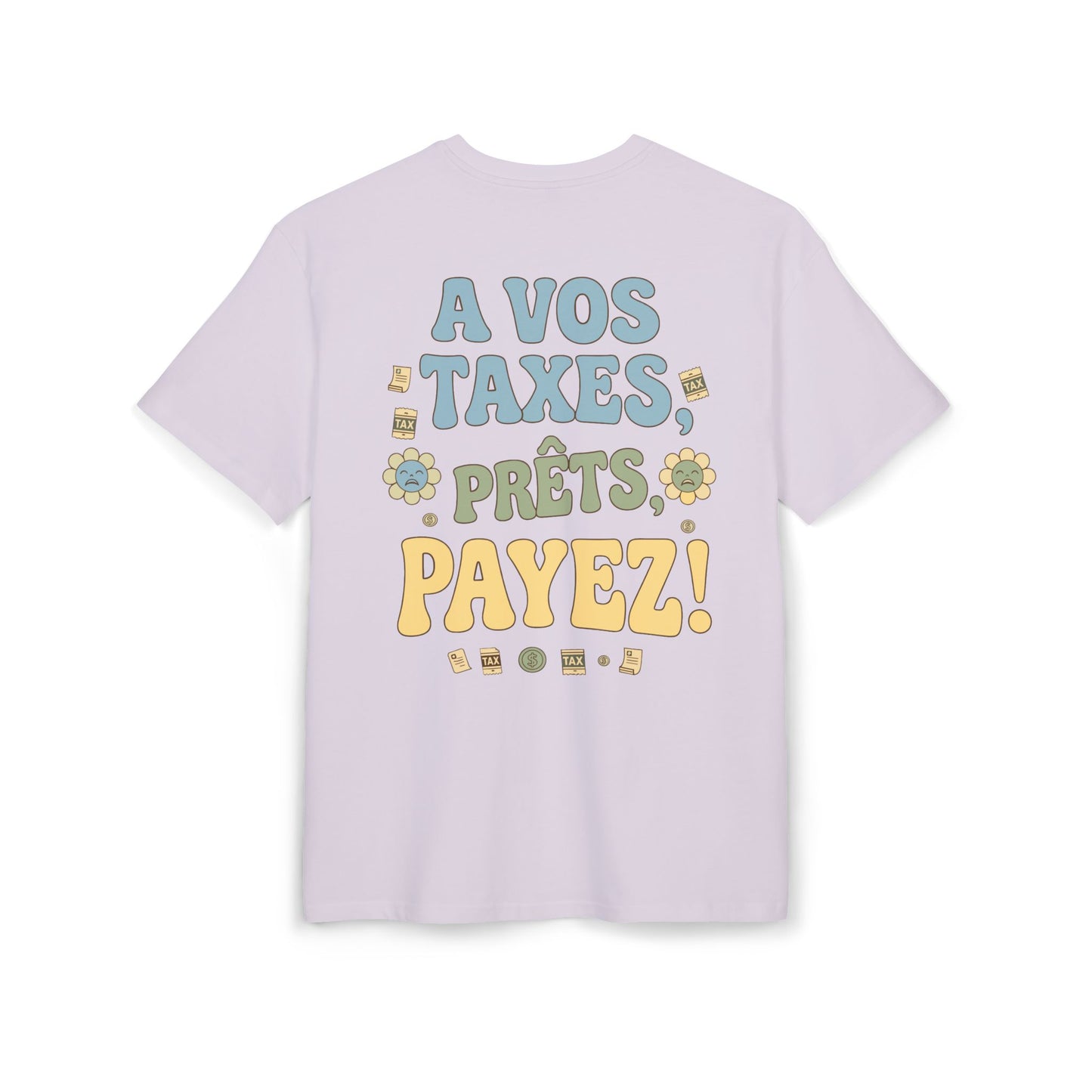 Vue arrière du t-shirt lilas en coton de la marque Fisc & Love, présenté à plat sur fond blanc. Le grand visuel central montre le slogan satirique 'À VOS TAXES, PRÊTS, PAYEZ !' en lettres d'inspiration rétro, entouré de petites fleurs et de symboles fiscaux. Un design signé Fisc & Love.