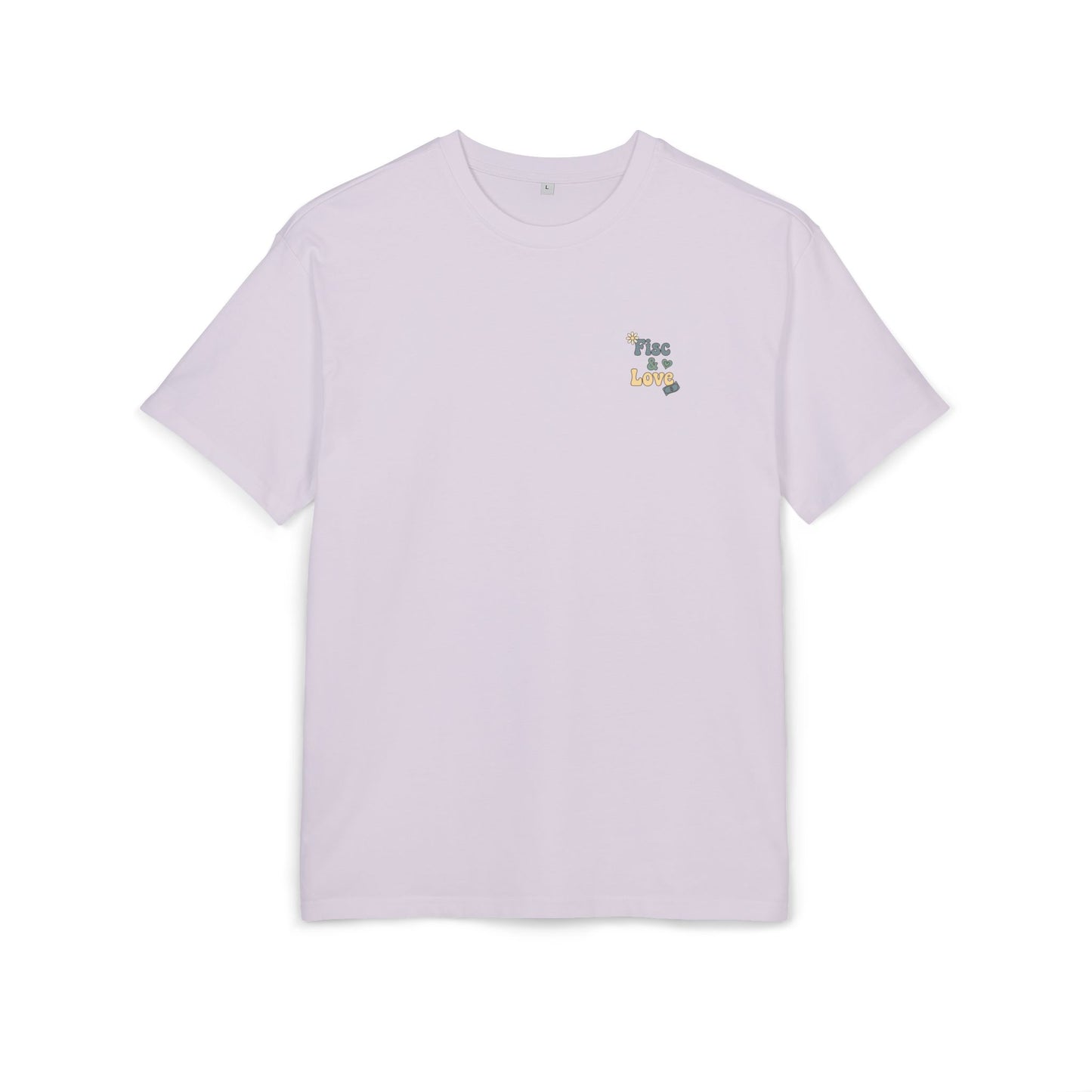 T-shirt à manches courtes de couleur lilas pastel avec le petit logo Fisc & Love brodé ou imprimé sur le côté gauche de la poitrine. Design minimaliste et élégant de la marque Fisc & Love, présenté sur fond blanc pour la boutique en ligne."