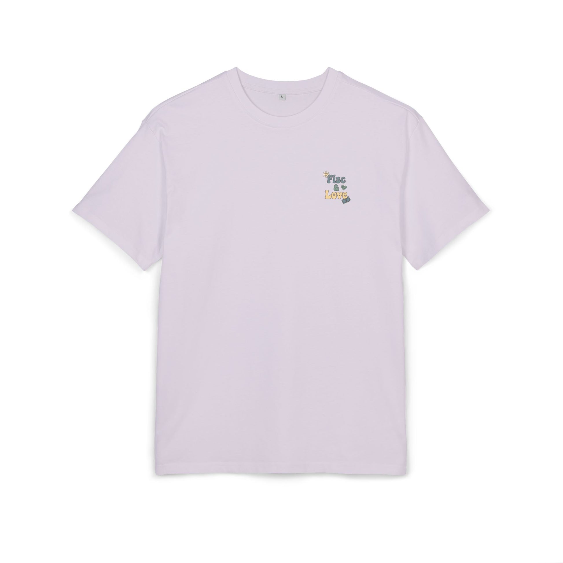T-shirt à manches courtes de couleur lilas pastel avec le petit logo Fisc & Love brodé ou imprimé sur le côté gauche de la poitrine. Design minimaliste et élégant de la marque Fisc & Love, présenté sur fond blanc pour la boutique en ligne."