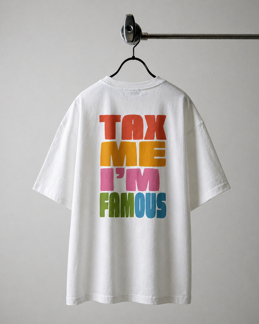 Dos d'un t-shirt blanc oversize avec l'inscription 'TAX ME I'M FAMOUS' imprimée en lettres colorées (rouge, orange, rose, vert et bleu)