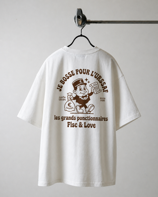 Dos d'un t-shirt blanc oversize de la marque Fisc & Love avec une illustration rétro d'un personnage portant un sac de taxes. Inscriptions : 'Je bosse pour l'URSSAF' et 'Les grands fonctionnaires'."