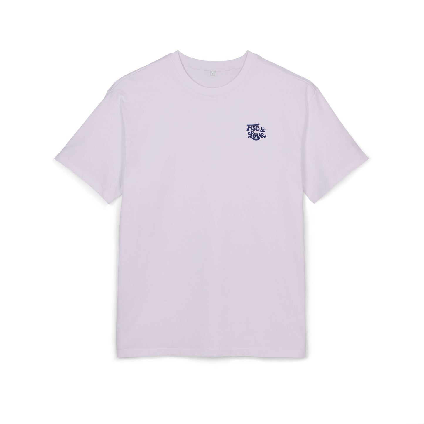 Vue de face d'un t-shirt en coton rose lilas (pastel) à manches courtes, posé à plat sur fond blanc. Sur la poitrine, côté gauche, le logo "Fisc & Love" est imprimé en petit format bleu marine avec une typographie rétro stylisée. Le col est rond et la coupe est moderne et unisexe.