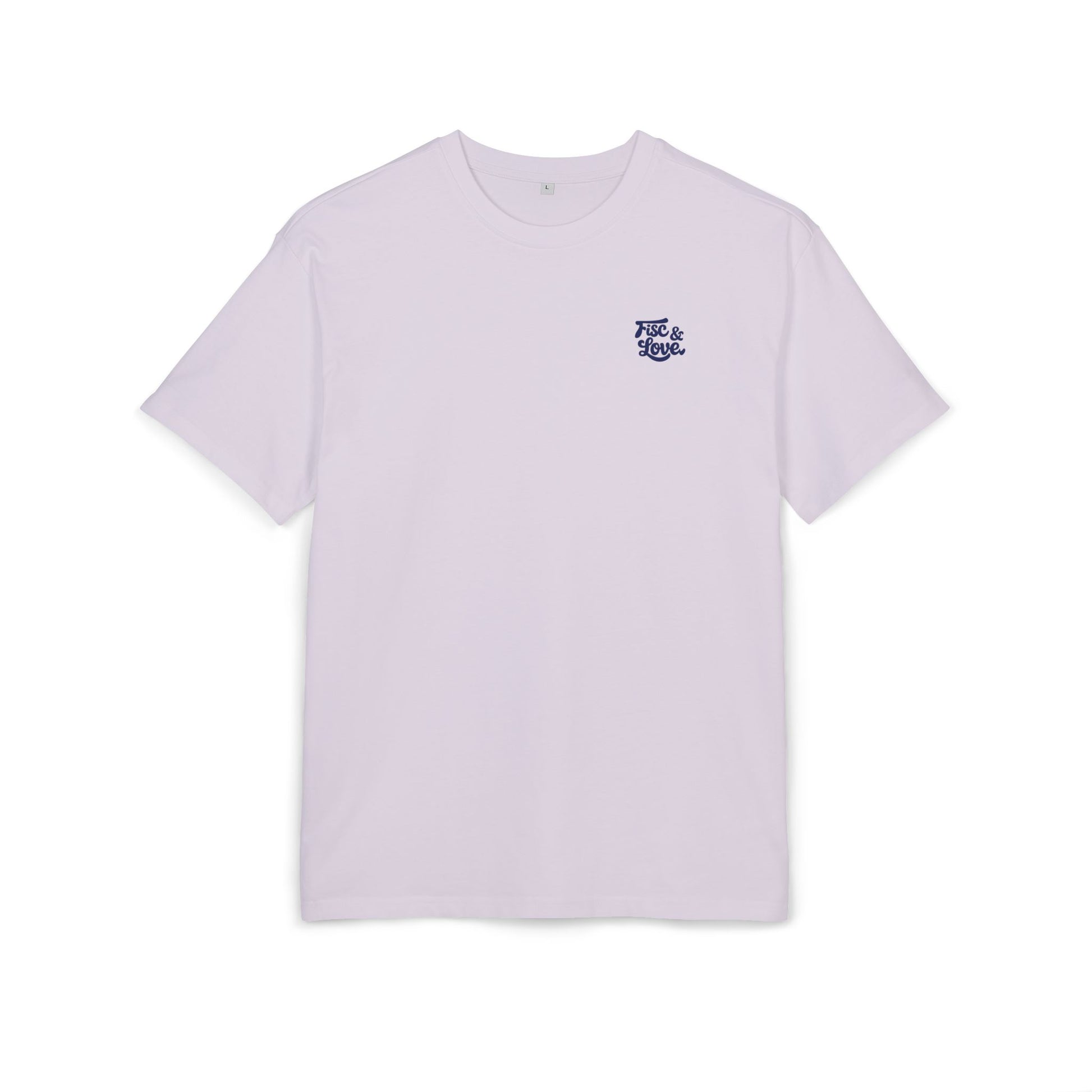 Vue de face d'un t-shirt en coton rose lilas (pastel) à manches courtes, posé à plat sur fond blanc. Sur la poitrine, côté gauche, le logo "Fisc & Love" est imprimé en petit format bleu marine avec une typographie rétro stylisée. Le col est rond et la coupe est moderne et unisexe.