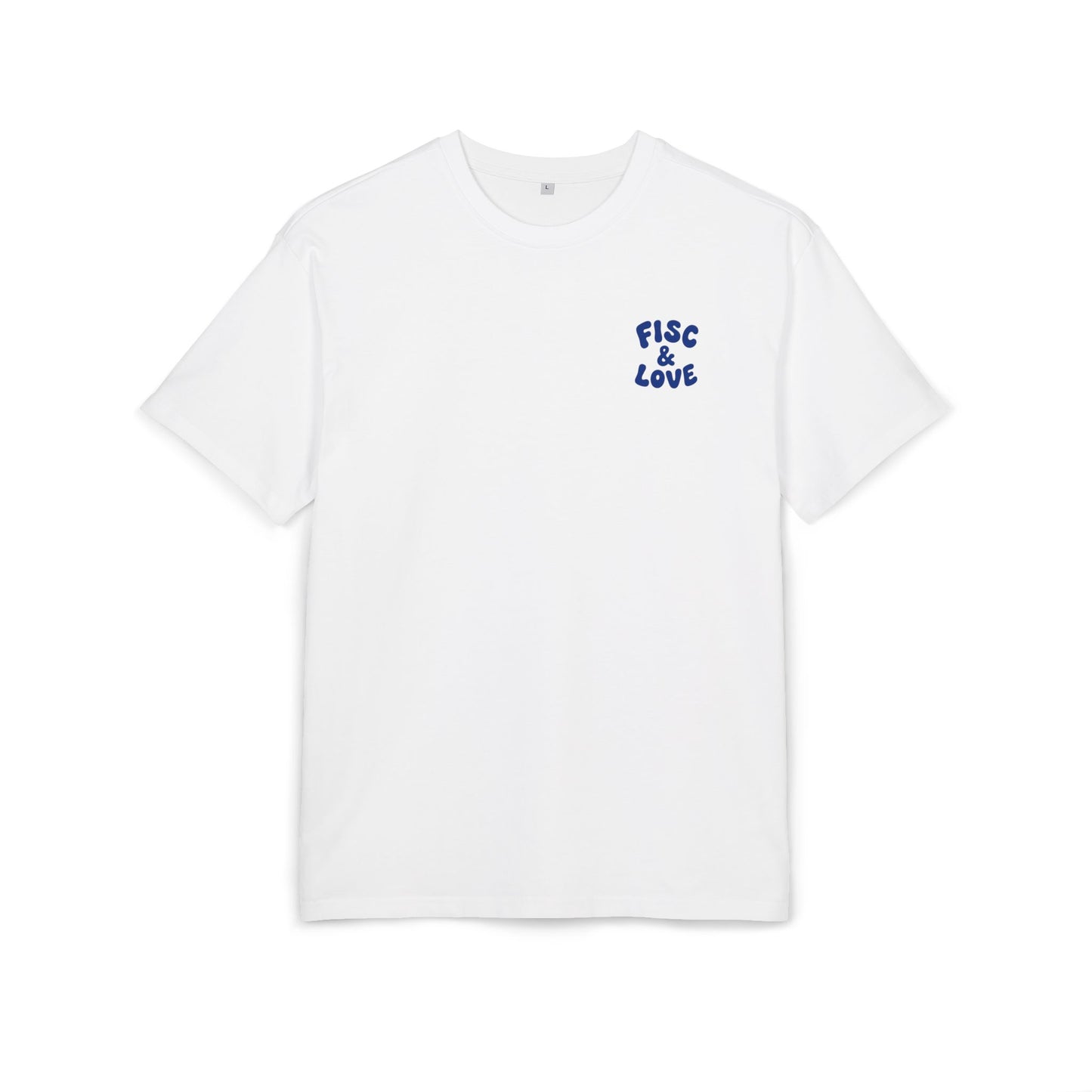Photo à plat d'un t-shirt blanc en coton avec un petit logo bleu brodé ou imprimé sur le côté gauche de la poitrine. Le logo est une phrase minimaliste et humoristique qui détourne un célèbre slogan hippie : "FISC & LOVE". L'arrière-plan est un fond blanc propre et lumineux.