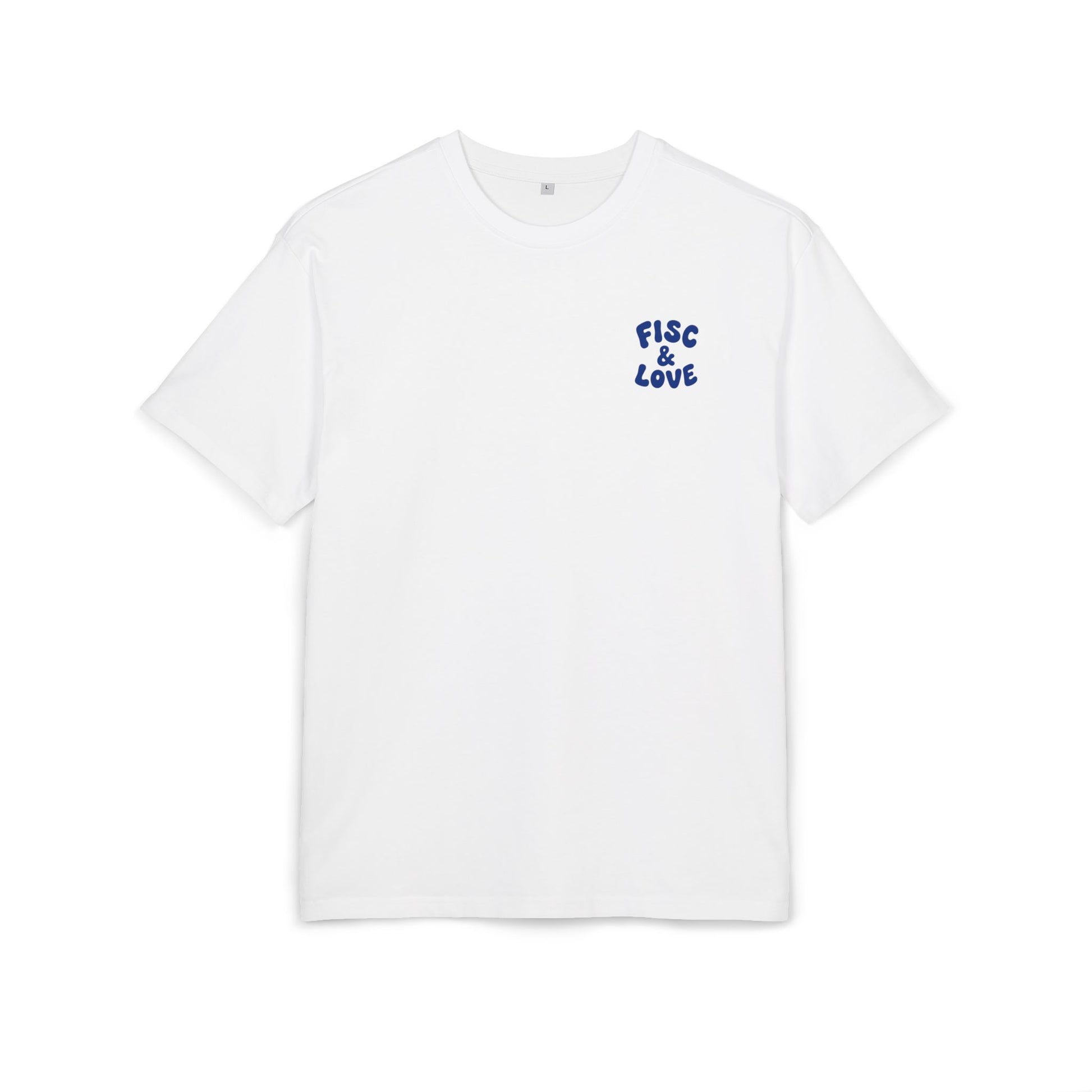 Photo à plat d'un t-shirt blanc en coton avec un petit logo bleu brodé ou imprimé sur le côté gauche de la poitrine. Le logo est une phrase minimaliste et humoristique qui détourne un célèbre slogan hippie : "FISC & LOVE". L'arrière-plan est un fond blanc propre et lumineux.