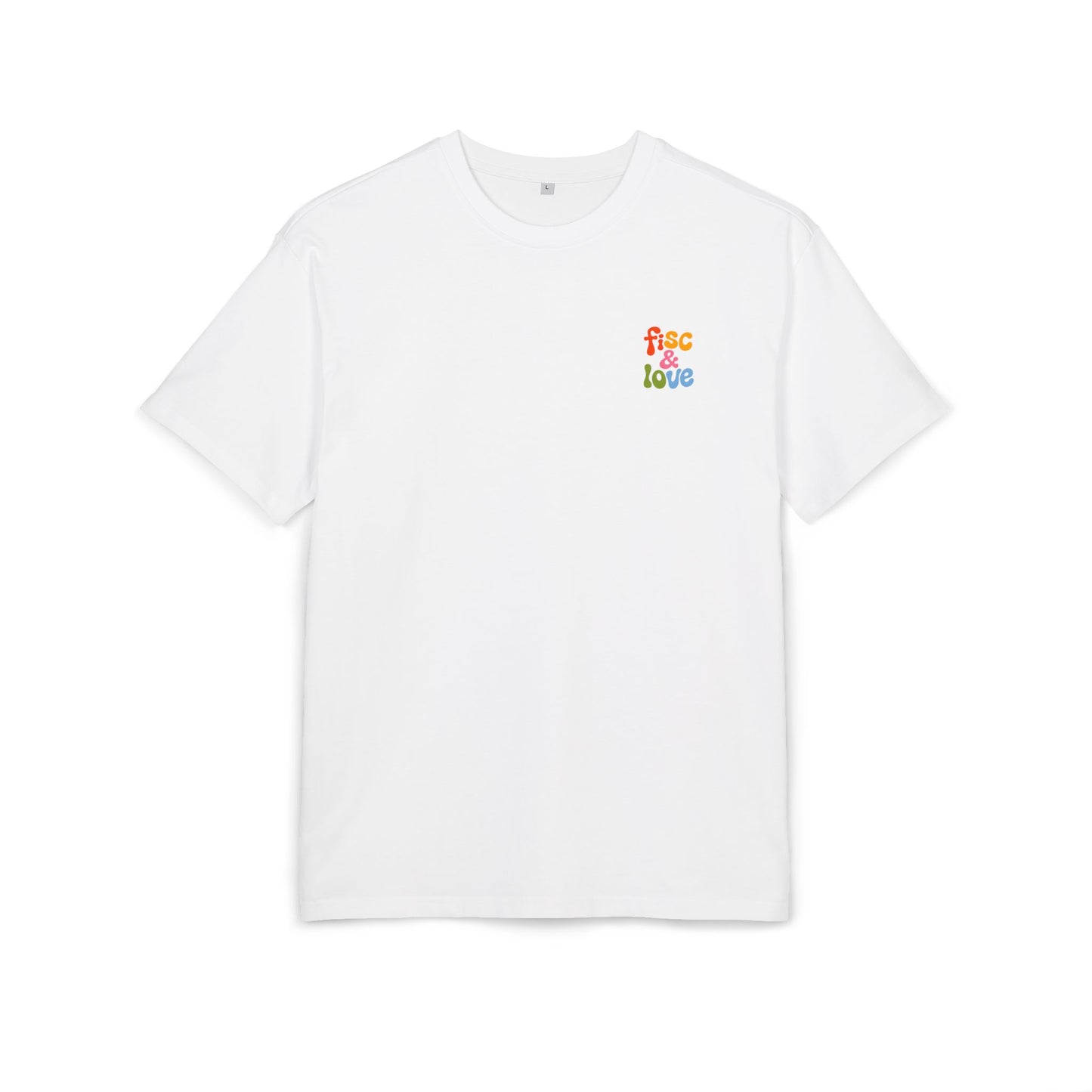 Photo à plat de face d'un t-shirt blanc unisex en coton premium. Le logo de la marque "FISC & LOVE" est imprimé en petit sur la poitrine gauche avec une typographie arrondie et colorée (orange, vert, bleu). Le t-shirt présente une coupe moderne avec des manches courtes sur un fond blanc neutre.