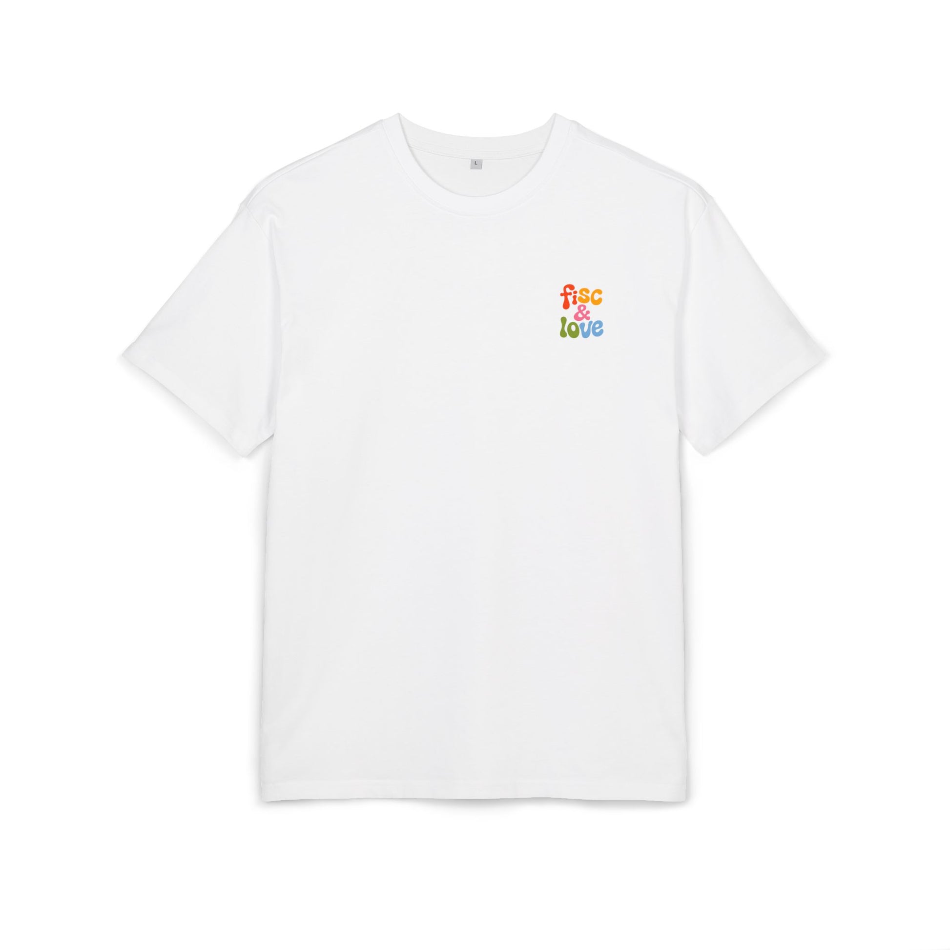 Photo à plat de face d'un t-shirt blanc unisex en coton premium. Le logo de la marque "FISC & LOVE" est imprimé en petit sur la poitrine gauche avec une typographie arrondie et colorée (orange, vert, bleu). Le t-shirt présente une coupe moderne avec des manches courtes sur un fond blanc neutre.