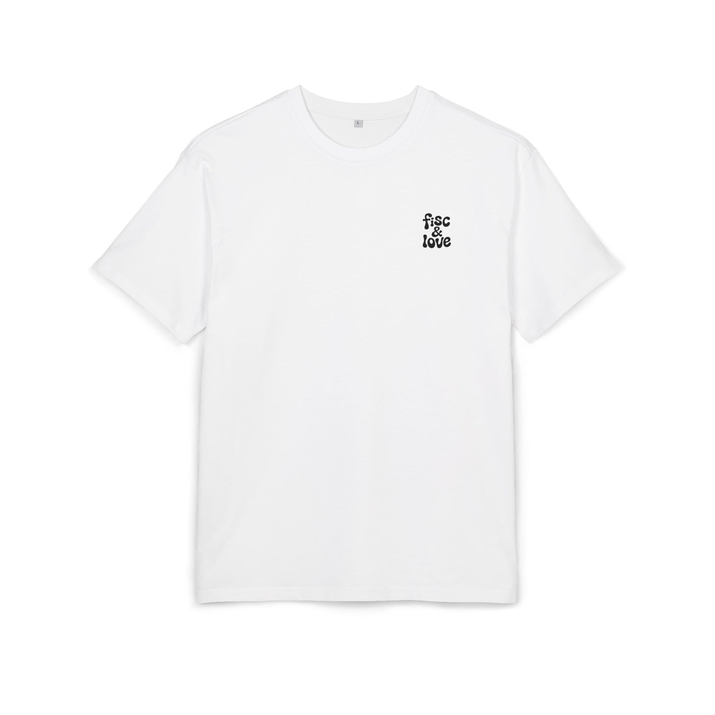 Photo à plat de face d'un t-shirt blanc unisex. Un petit logo noir avec une typographie rétro arrondie affiche "FISC & LOVE" sur la poitrine gauche. Le design est épuré et contrasté sur le coton blanc. Fond blanc neutre et lumineux.