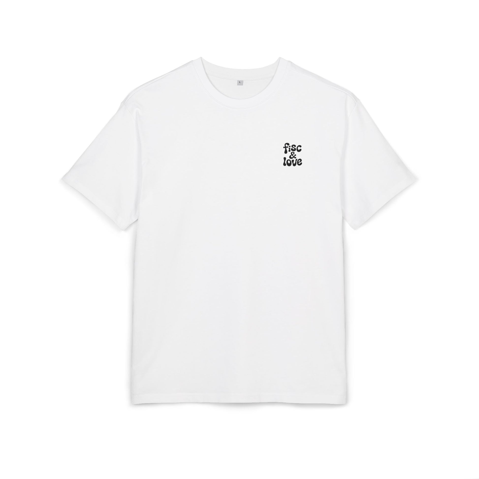 Photo à plat de face d'un t-shirt blanc unisex. Un petit logo noir avec une typographie rétro arrondie affiche "FISC & LOVE" sur la poitrine gauche. Le design est épuré et contrasté sur le coton blanc. Fond blanc neutre et lumineux.
